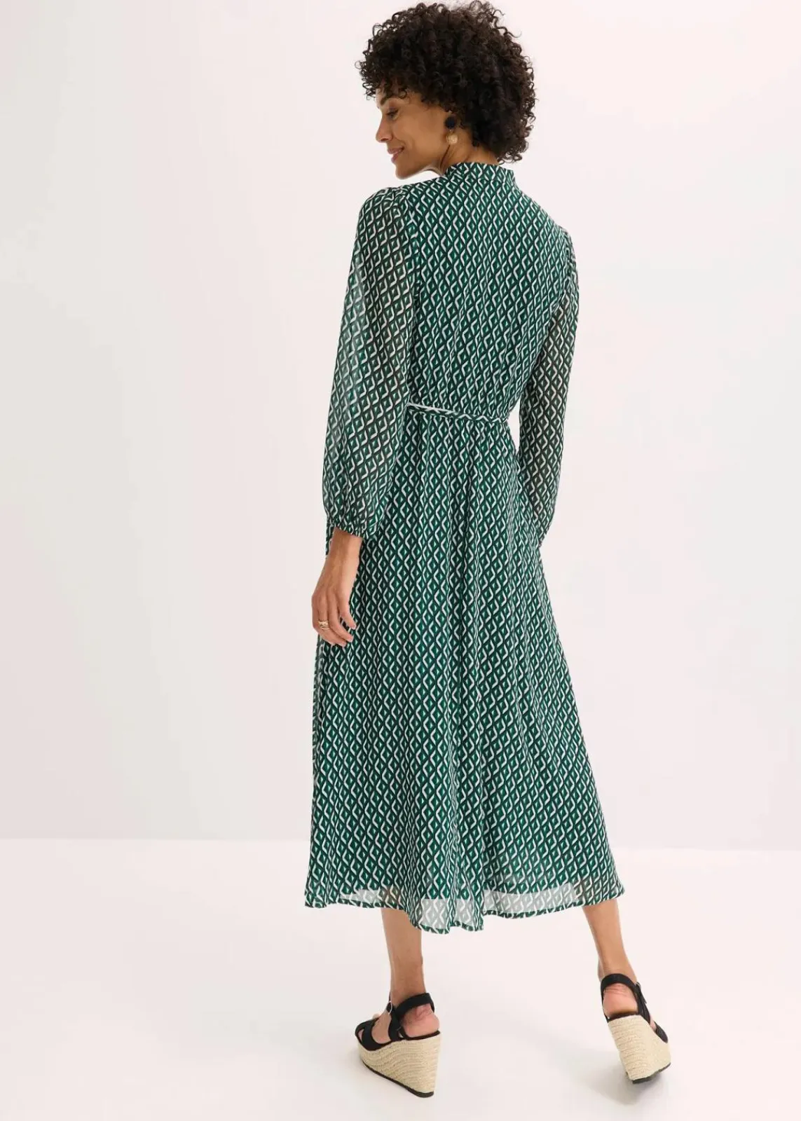 bonprix Bekleidung·Pullover & Strickjacken|Kleider^Chiffonkleid mit Kontrast-Pipings schwarz/waldgrün/wollweiß graphisch bedruckt