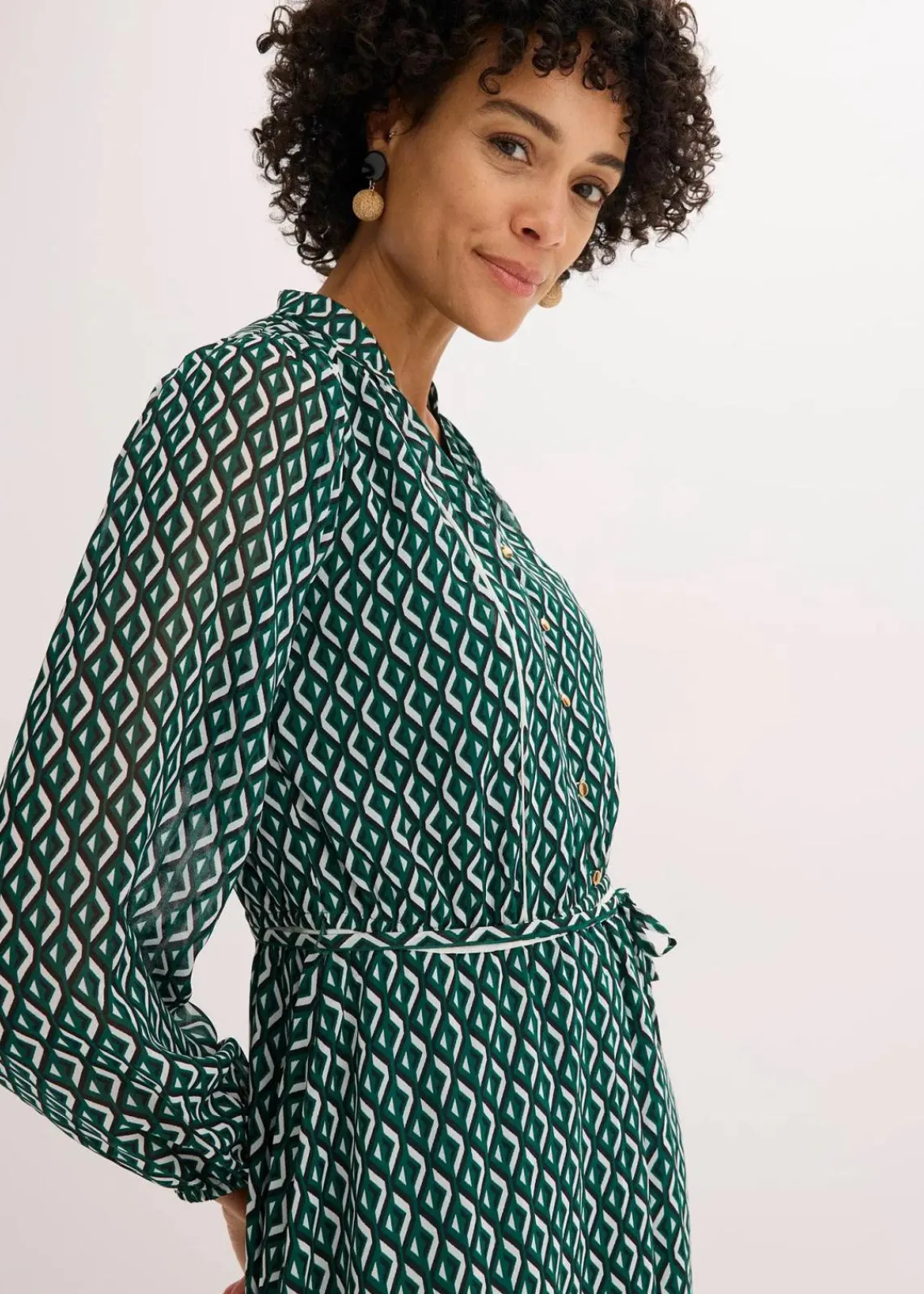 bonprix Bekleidung·Pullover & Strickjacken|Kleider^Chiffonkleid mit Kontrast-Pipings schwarz/waldgrün/wollweiß graphisch bedruckt