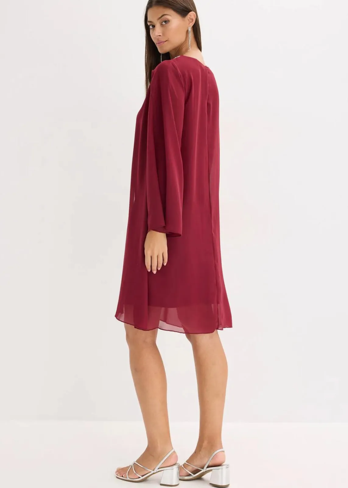 bonprix Bekleidung·Pullover & Strickjacken|Festliche Mode^Chiffonkleid mit Strassstein-Applikation rubinrot