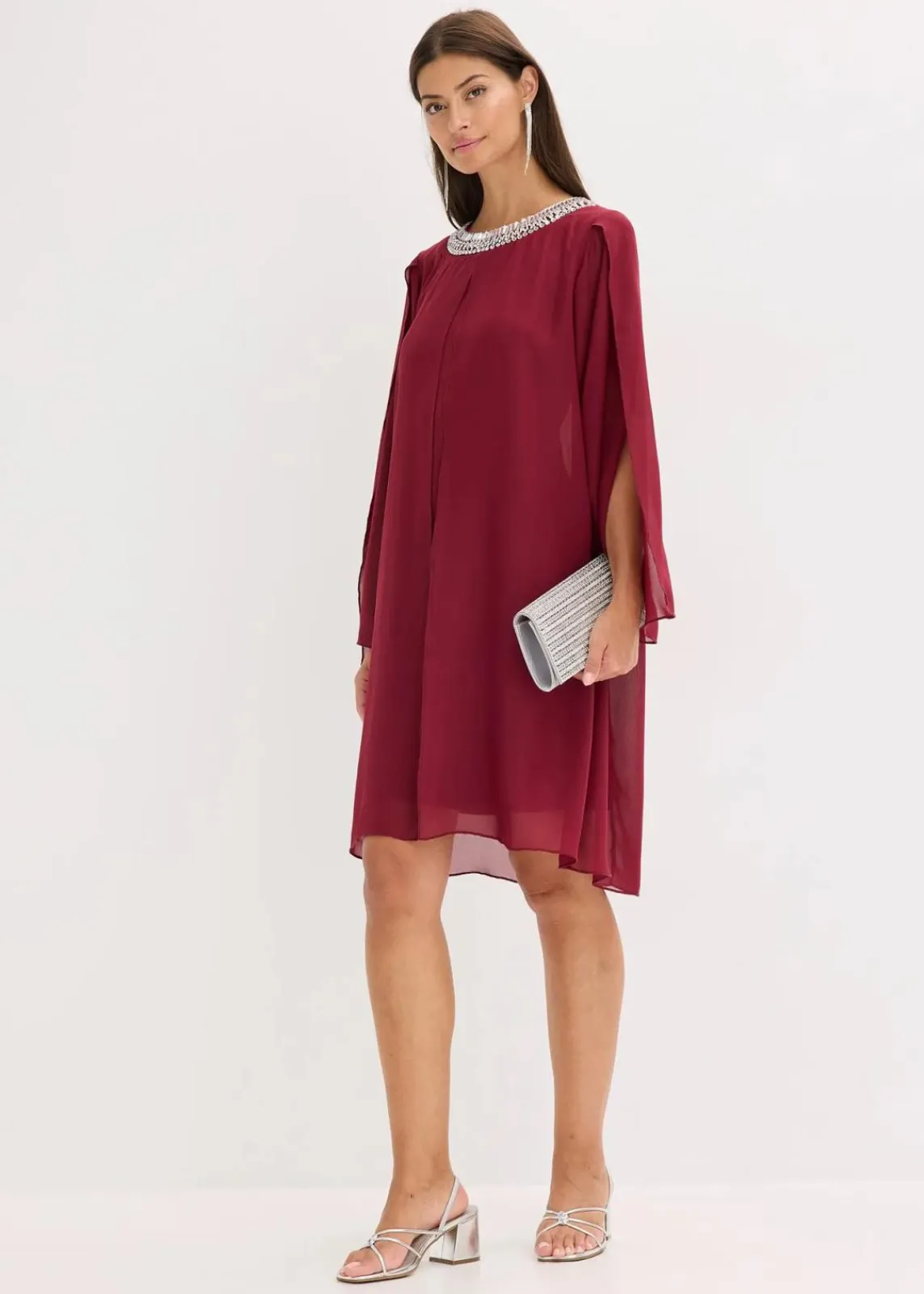 bonprix Bekleidung·Pullover & Strickjacken|Festliche Mode^Chiffonkleid mit Strassstein-Applikation rubinrot