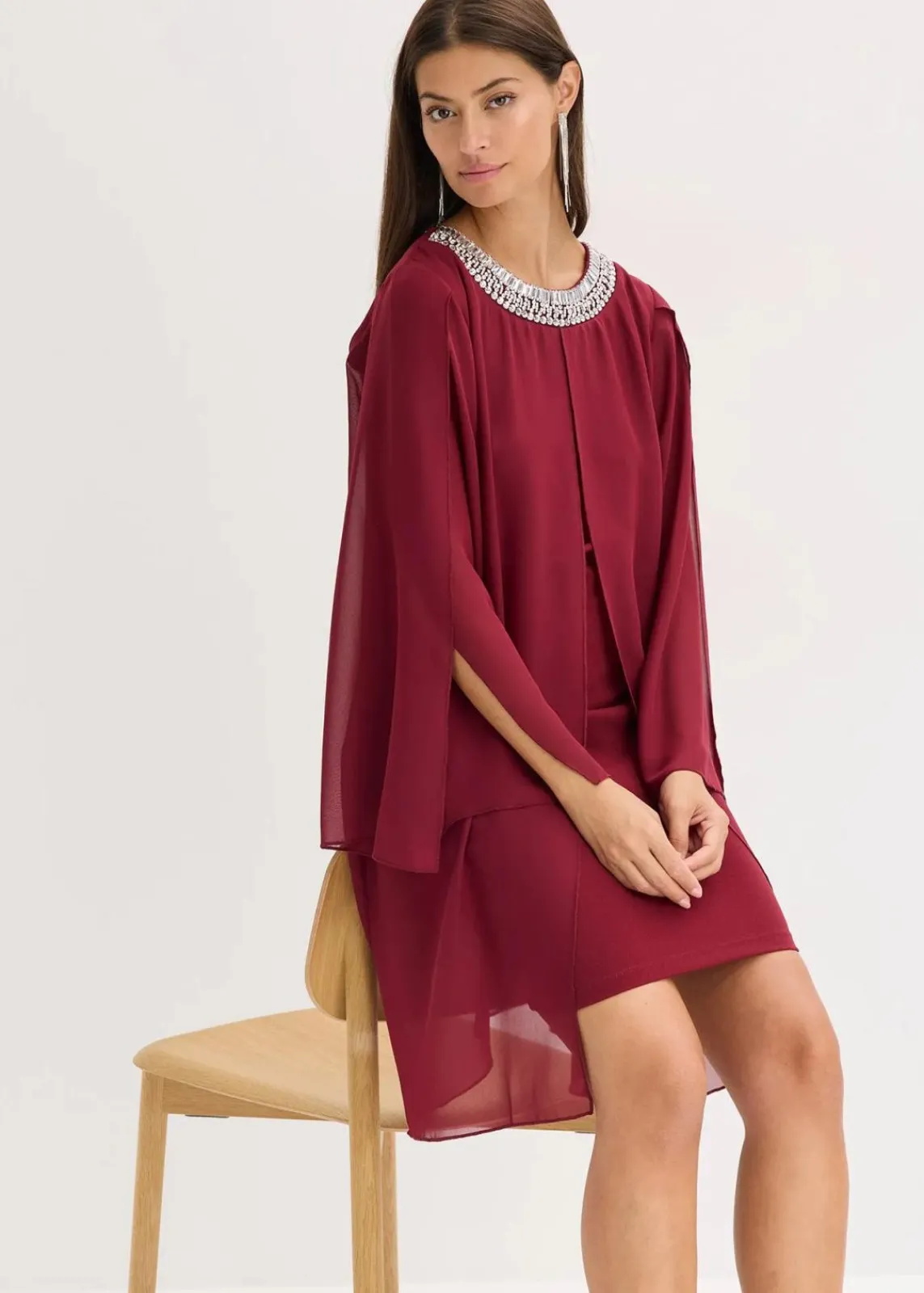 bonprix Bekleidung·Pullover & Strickjacken|Festliche Mode^Chiffonkleid mit Strassstein-Applikation rubinrot
