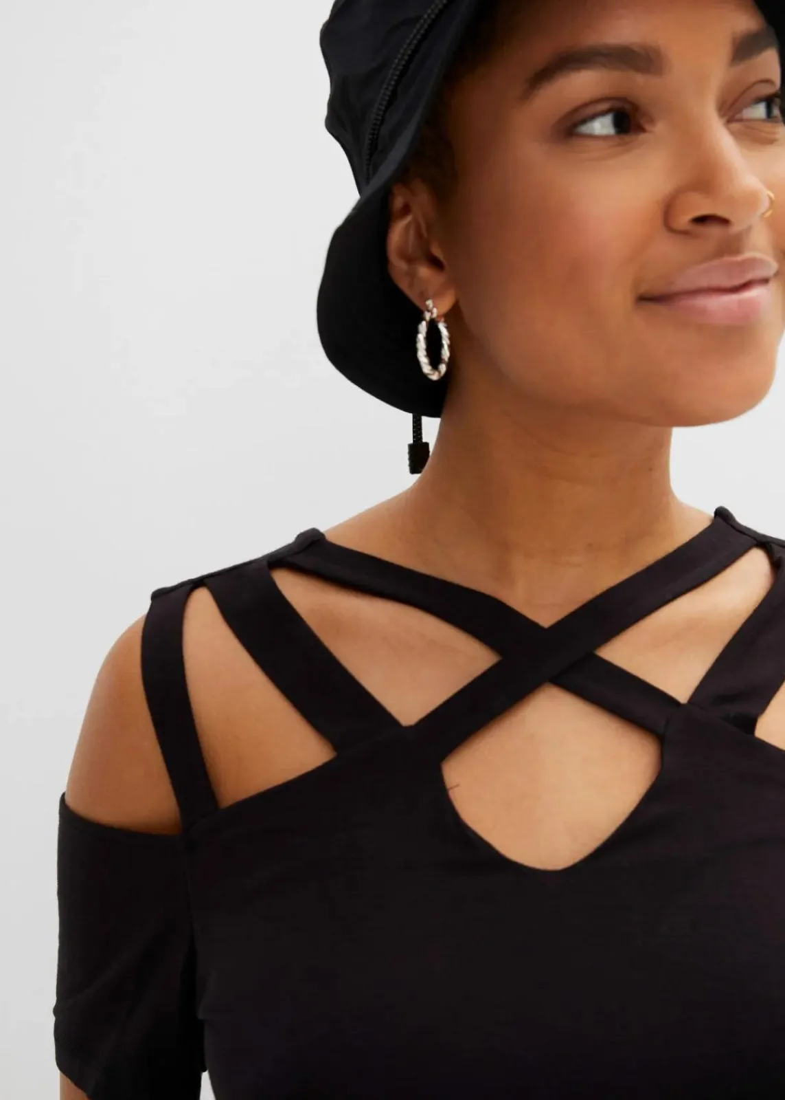 bonprix Shirts & Tops|Nachhaltigere Materialien^Cold-Shoulder-Shirt aus softer Viskose schwarz