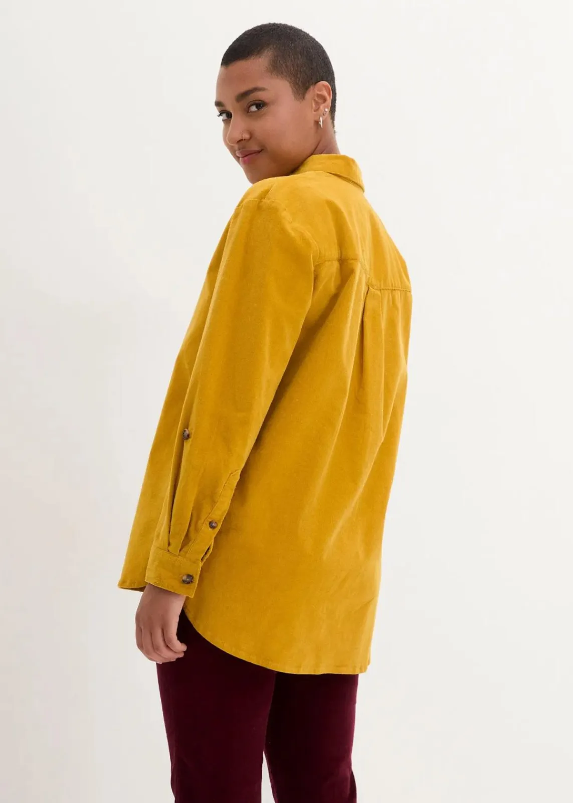 bonprix Bekleidung·Jacken & Mäntel|Blusen & Tuniken^Cord-Hemd mit Seitenschlitz ockergold