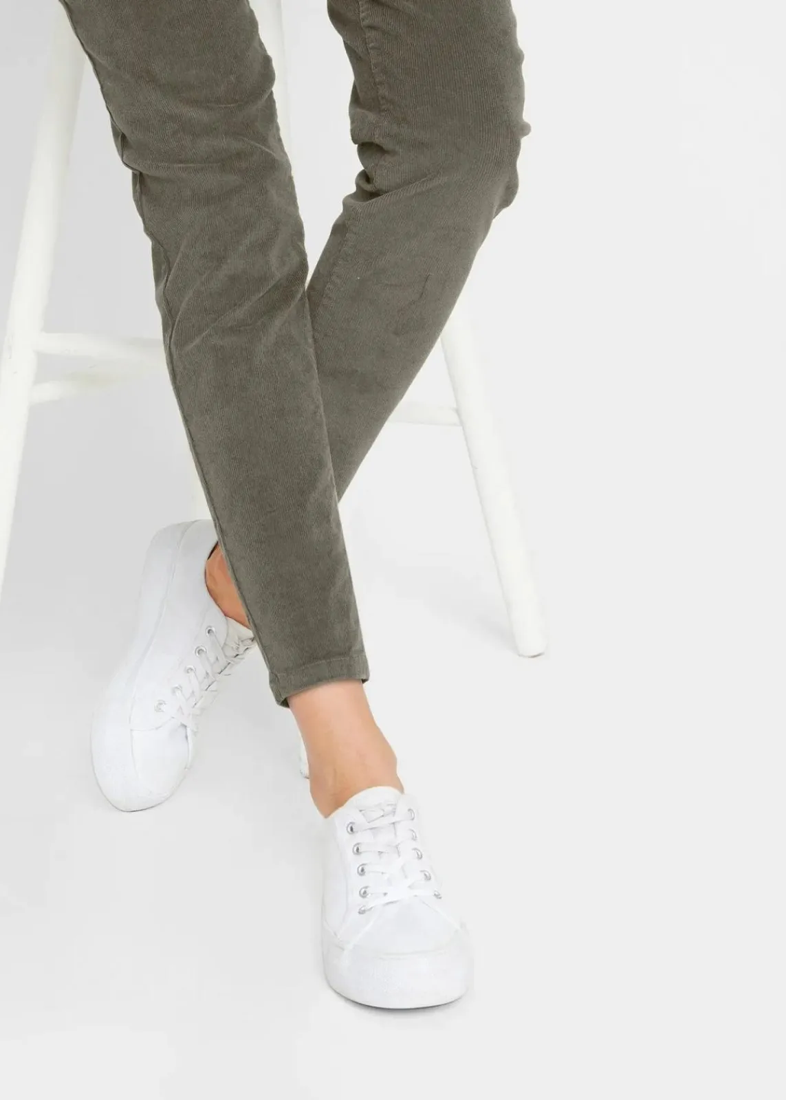 bonprix Bekleidung·Kleider|Hosen^Cordhose mit Bequembund dunkeloliv