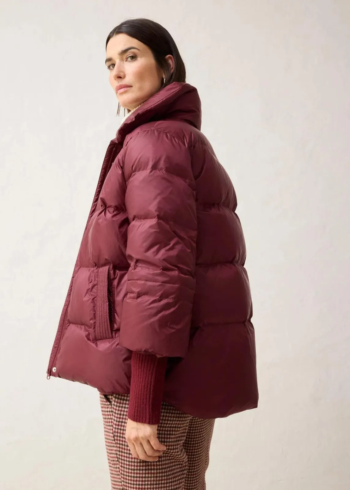 bonprix Jacken & Mäntel|Premium^Daunenjacke mit recycelten Daunen und Strickärmeln dunkelbeere