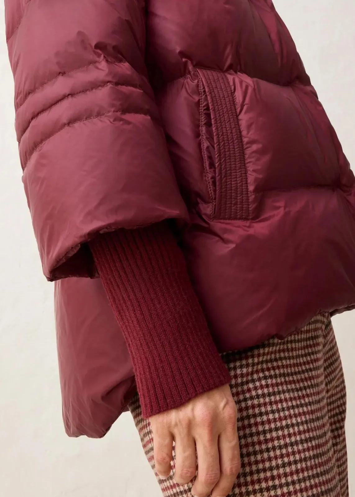 bonprix Jacken & Mäntel|Premium^Daunenjacke mit recycelten Daunen und Strickärmeln dunkelbeere