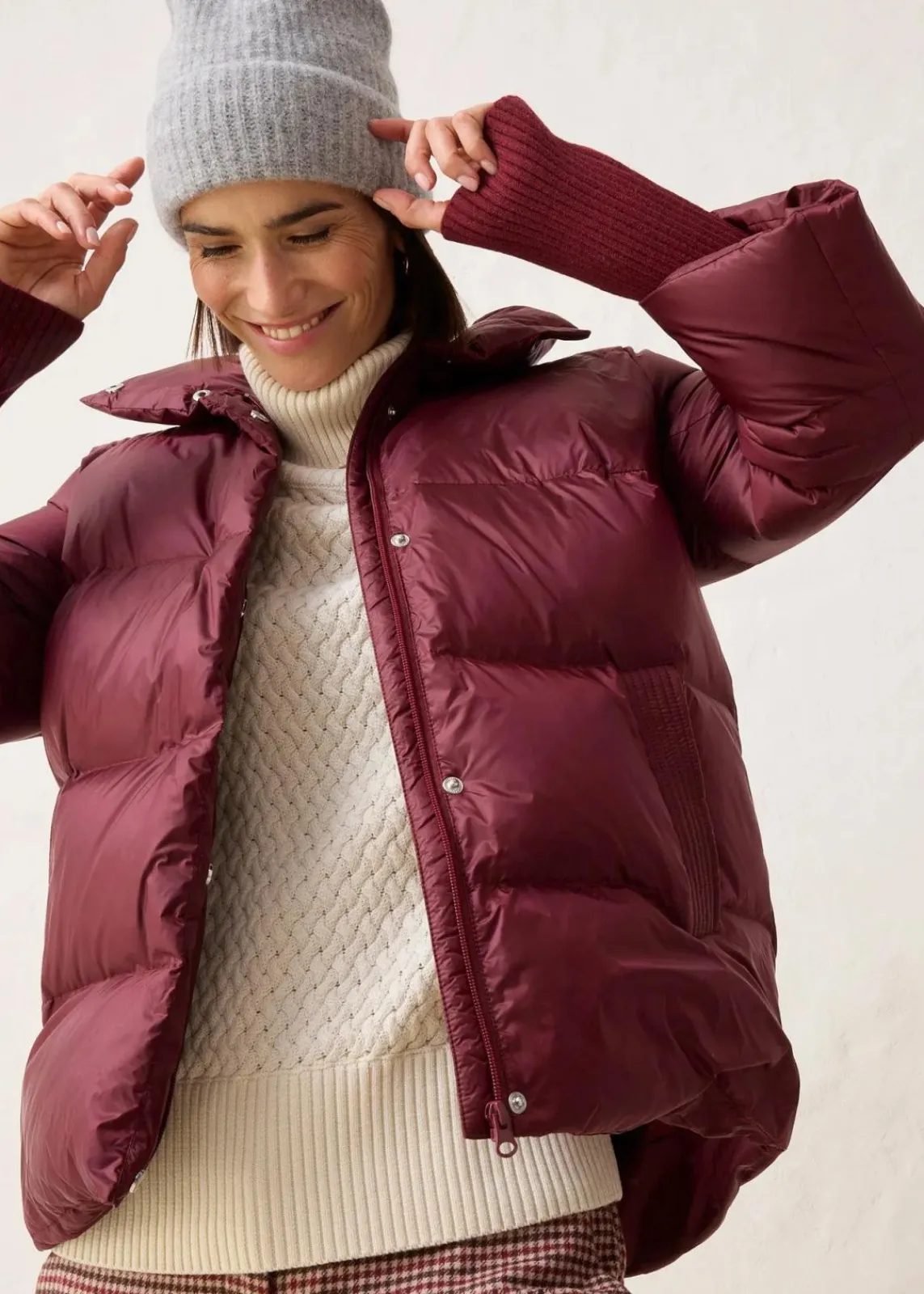 bonprix Jacken & Mäntel|Premium^Daunenjacke mit recycelten Daunen und Strickärmeln dunkelbeere