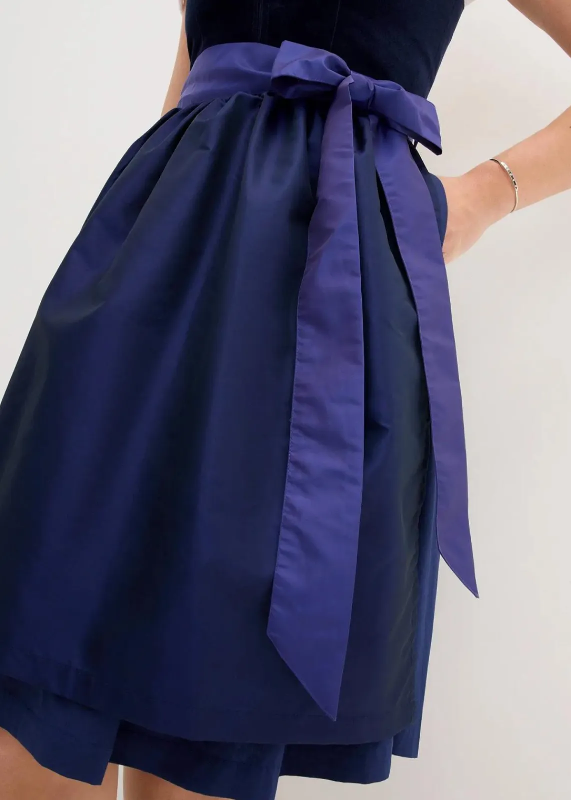 bonprix Kleider|Bekleidung·Pullover & Strickjacken^Dirndl mit Samt-Mieder und Satin-Schürze (2-tlg.Set) dunkelblau/mitternachtsblau