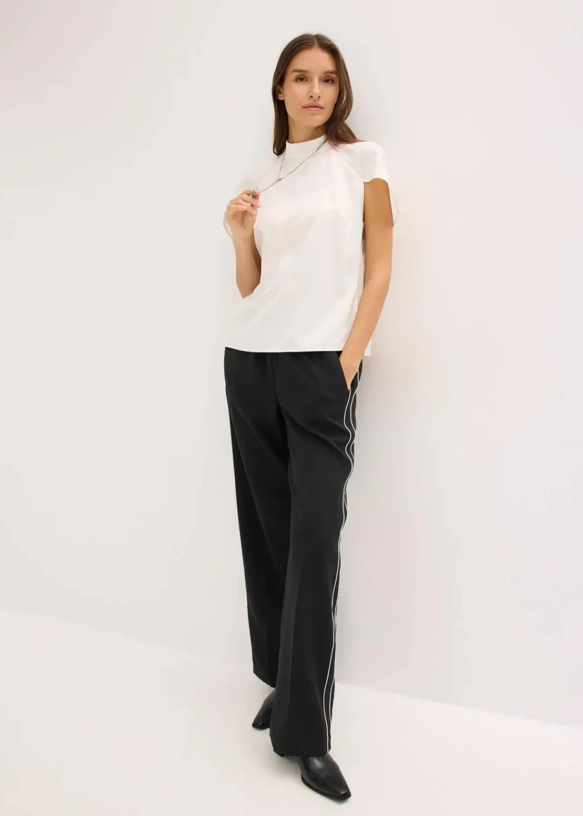 bonprix Blusen & Tuniken|Bekleidung·Jacken & Mäntel^Elegante Kurzarmbluse aus glänzenden Satin wollweiß