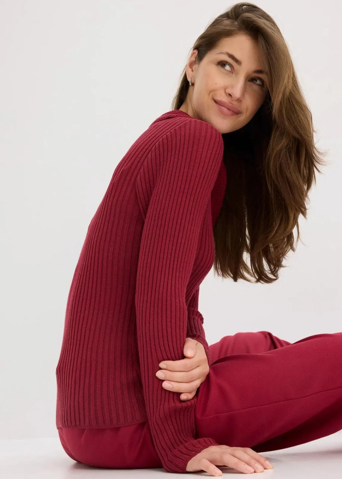 bonprix Pullover & Strickjacken|Strickmode^Feinstrickpullover mit schmückendem Kragen pflaumenrot