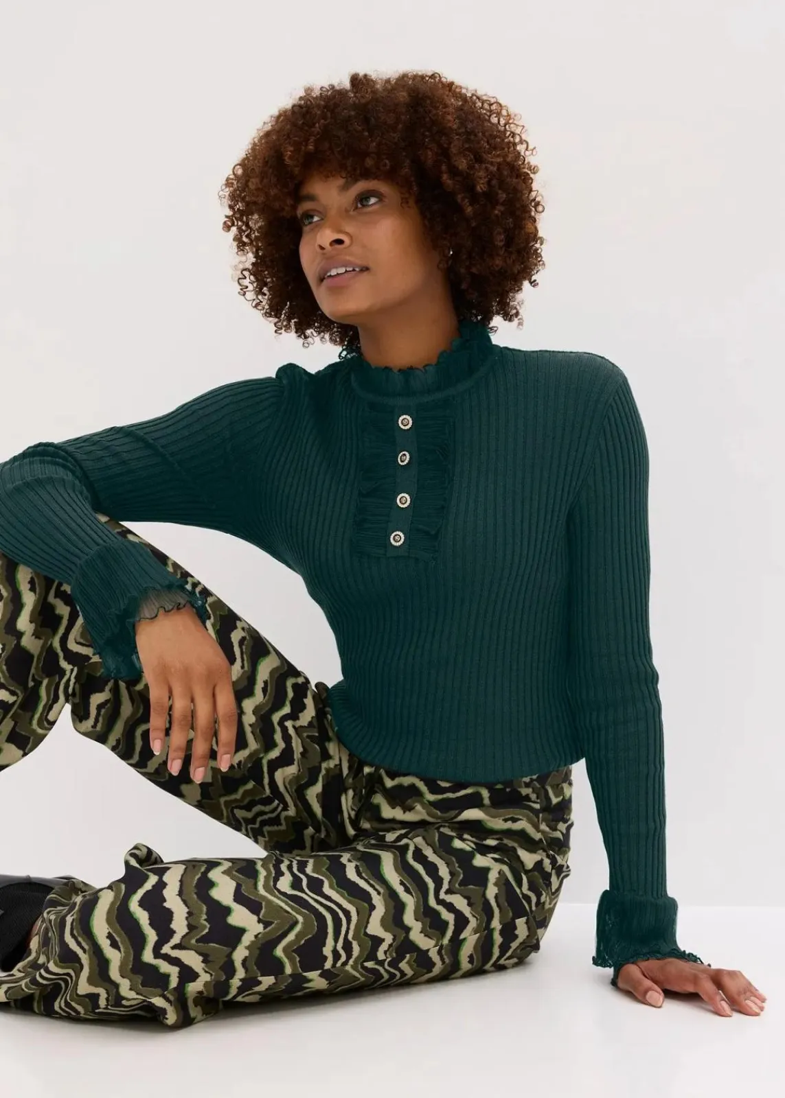 bonprix Shirts & Tops|Nachhaltigere Materialien^Feinstrick-Shirt mit Chiffon-Volants tiefgrün
