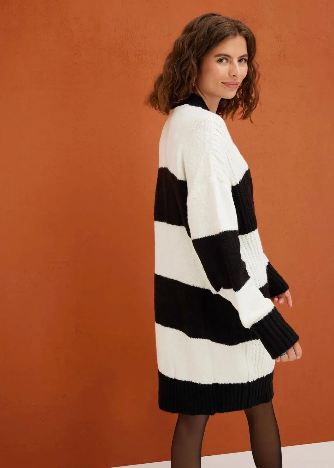 bonprix Bekleidung·Umstandsmode|Strickmode^Gestreiftes Strickkleid mit Zopfmuster schwarz/wollweiß gestreift