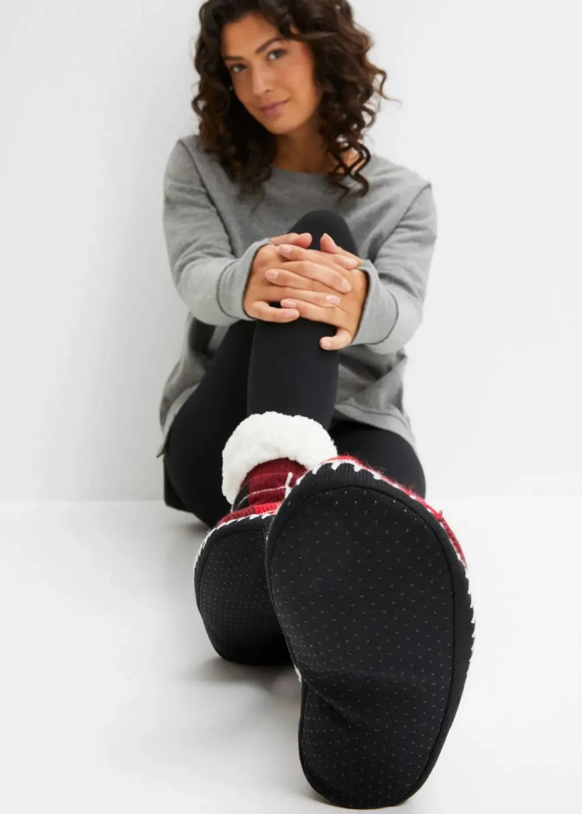 bonprix Pantoletten, Sandalen & Hausschuhe|Socken^Haussocken mit angenähter Sohle und Teddyfutter schwarz kariert