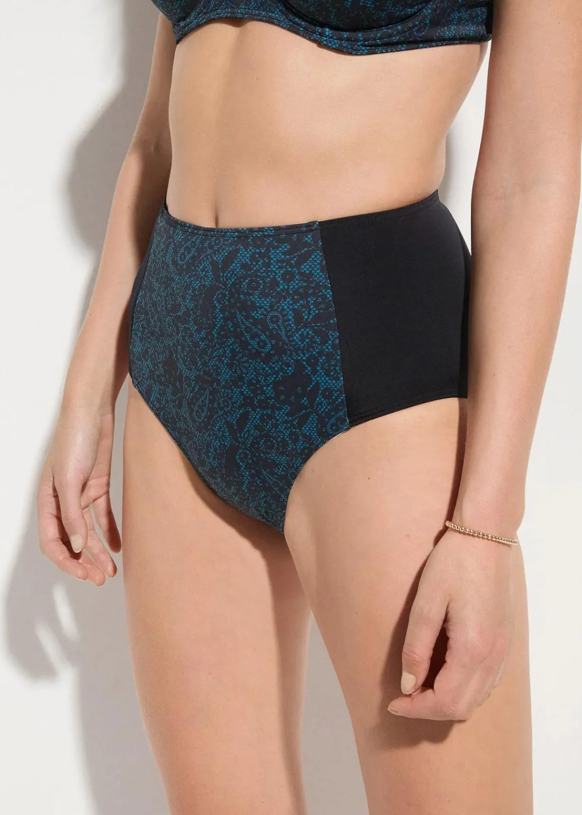 bpc selection Nachhaltigere Materialien|Mix & Match^High Waisted Bikinihose aus recyceltem Polyamid petrol/schwarz bedruckt