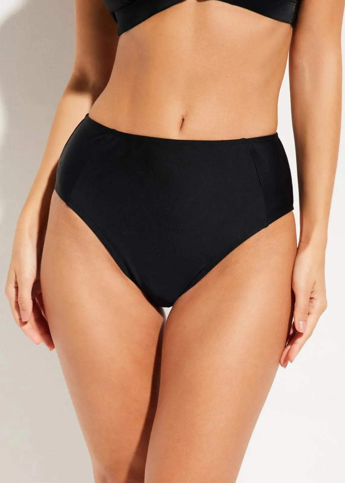 bonprix Nachhaltigere Materialien|Bademode·Tankinis^Highwaist-Bikinihose mit hohem Beinausschnitt schwarz