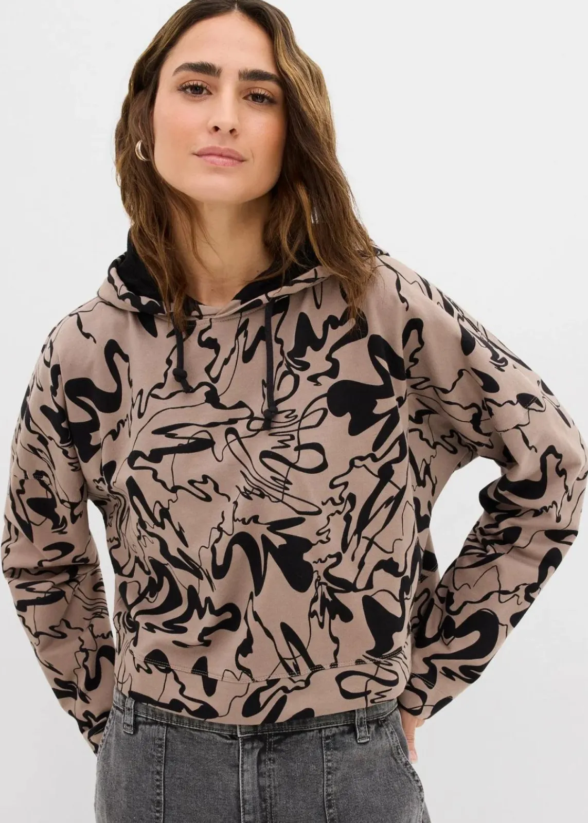bonprix Sweat^Hoodie aus reiner Baumwolle beige/schwarz bedruckt