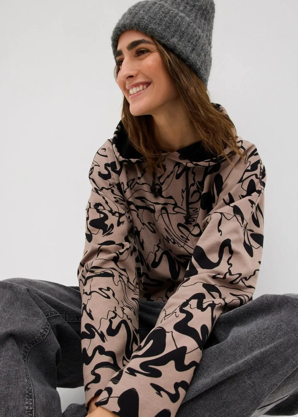 bonprix Sweat^Hoodie aus reiner Baumwolle beige/schwarz bedruckt