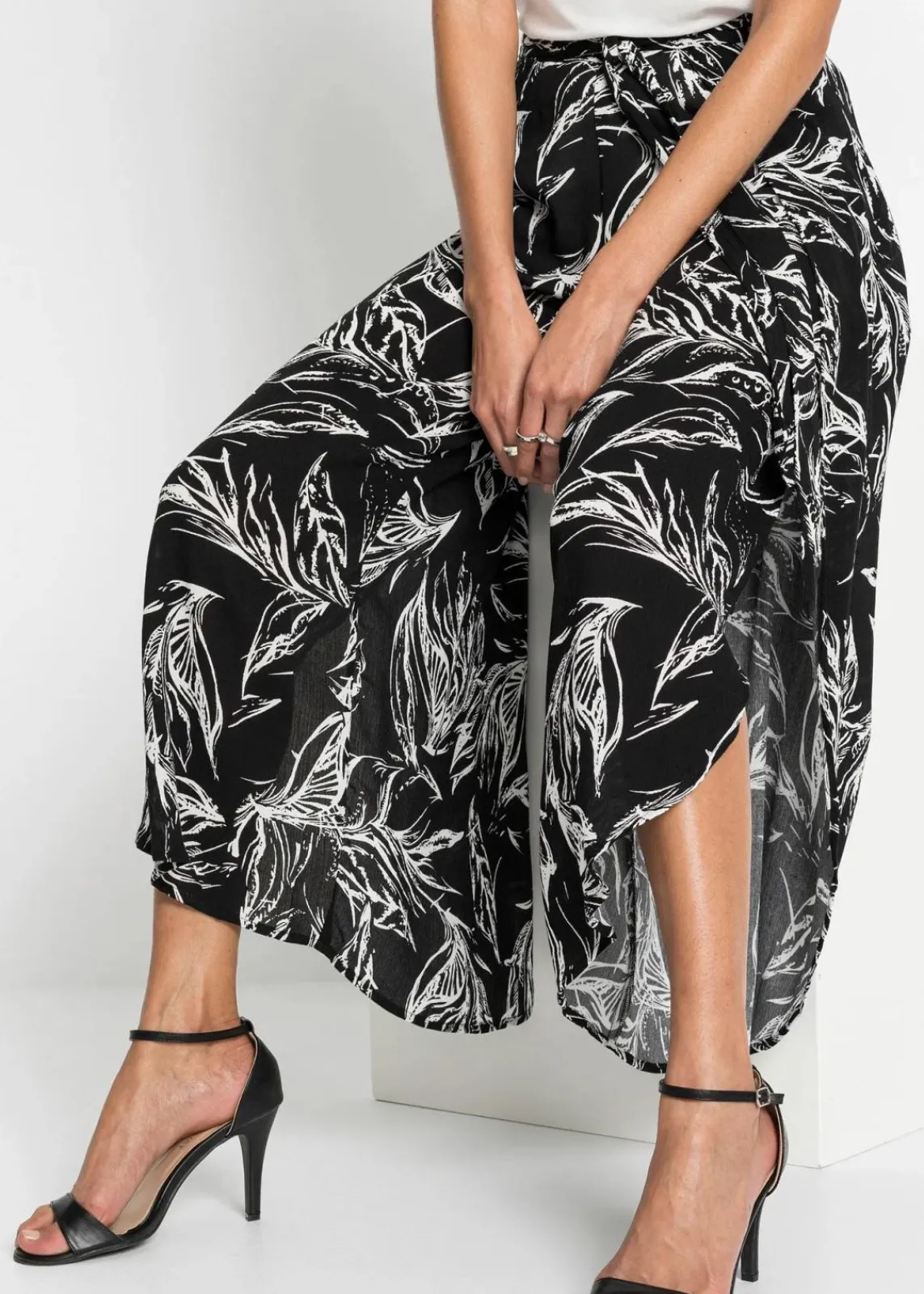 bonprix Bekleidung·Kleider|Hosen^Hose aus strukturierter Viskose schwarz / weiss floral
