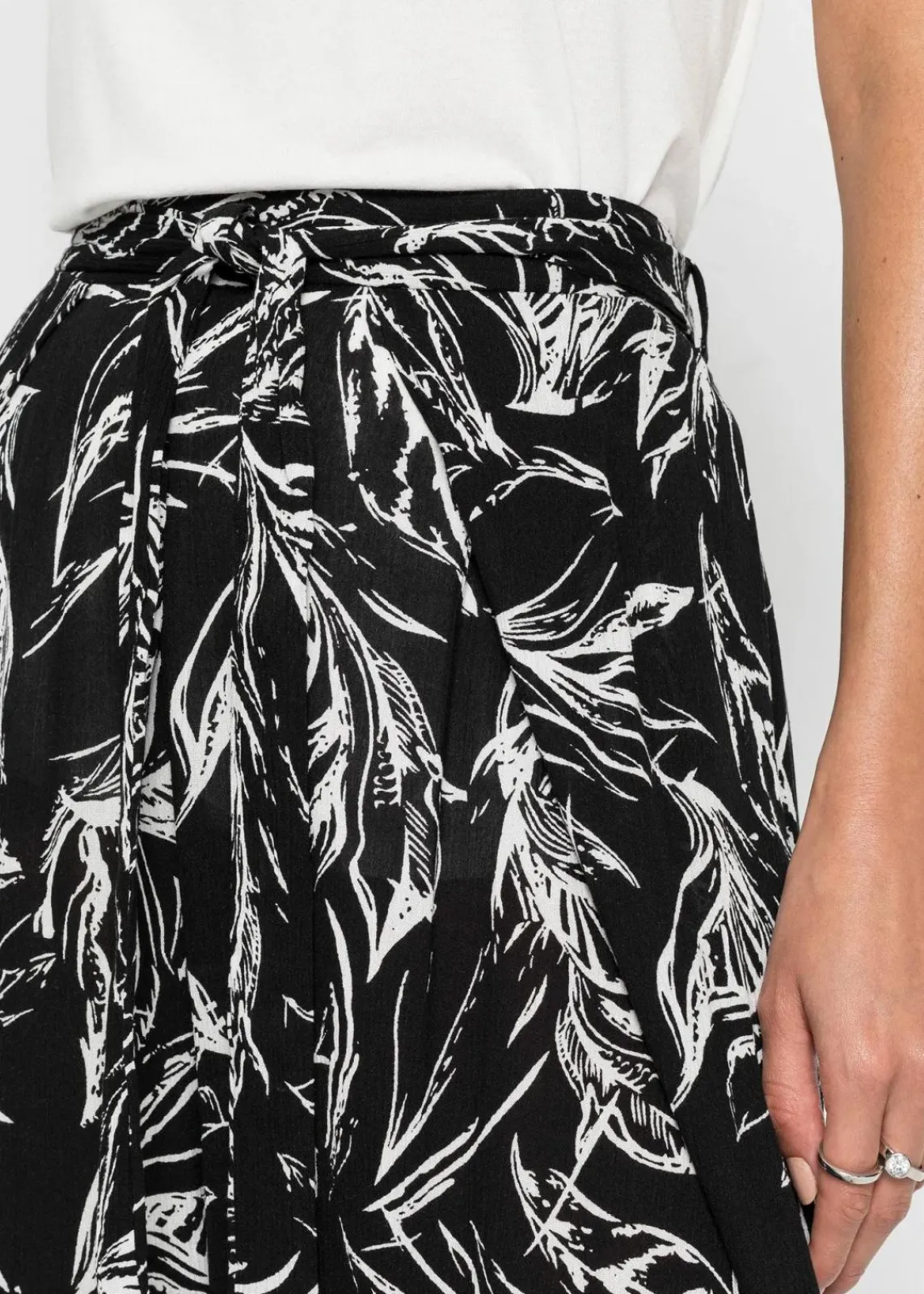 bonprix Bekleidung·Kleider|Hosen^Hose aus strukturierter Viskose schwarz / weiss floral