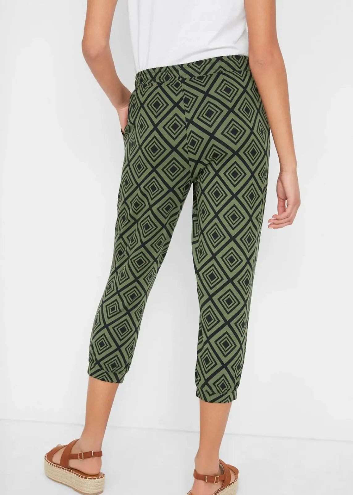 bonprix Hosen|Nachhaltigere Materialien^3/4-Hose aus Viskosemix dunkelkhaki graphisch bedruckt