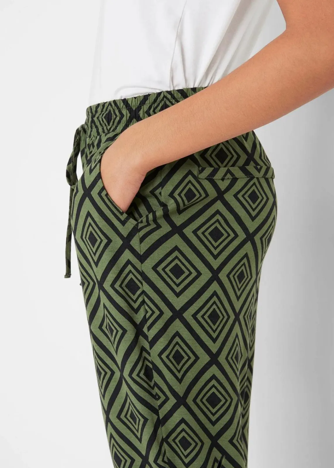 bonprix Hosen|Nachhaltigere Materialien^3/4-Hose aus Viskosemix dunkelkhaki graphisch bedruckt