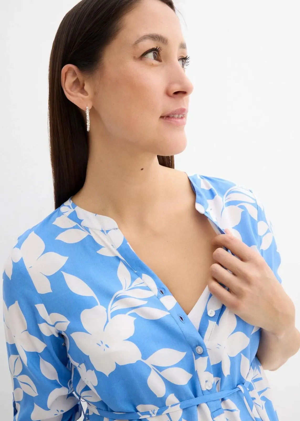 bonprix Umstandsmode^2-in-1 Umstands- und Stillblusenkleid aus fließender Viskose weiß/mittelblau geblümt