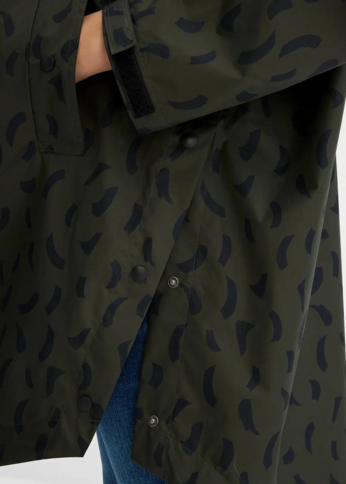 bonprix Bekleidung·Blazer|Umstandsmode^3-in-1 wetterfestes Umstands-Regencape mit Trageeinsatz mit Beutel tiefoliv/schwarz