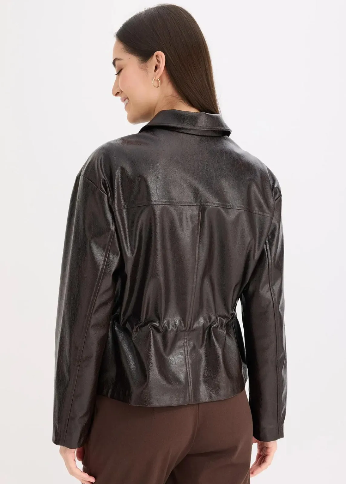 bonprix Bekleidung·Hosen|Jacken & Mäntel^Jacke aus Lacklederimitat dunkelbraun
