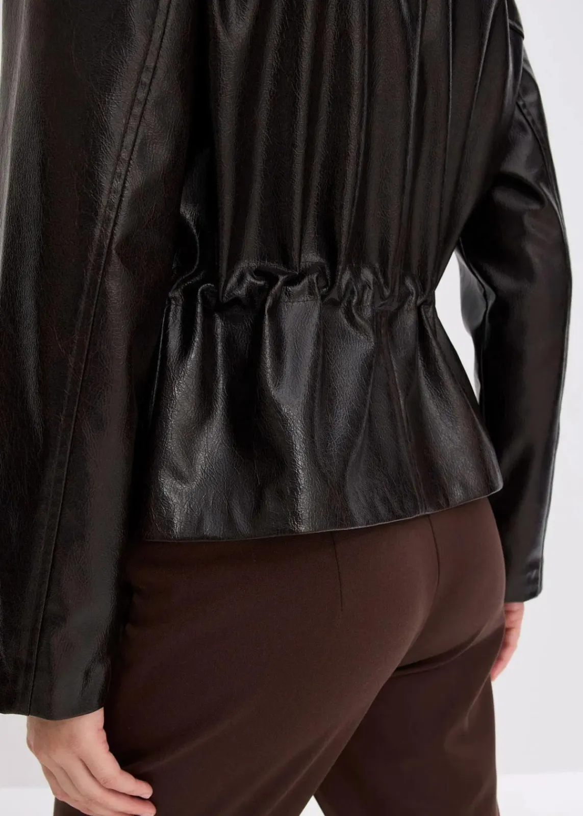 bonprix Bekleidung·Hosen|Jacken & Mäntel^Jacke aus Lacklederimitat dunkelbraun