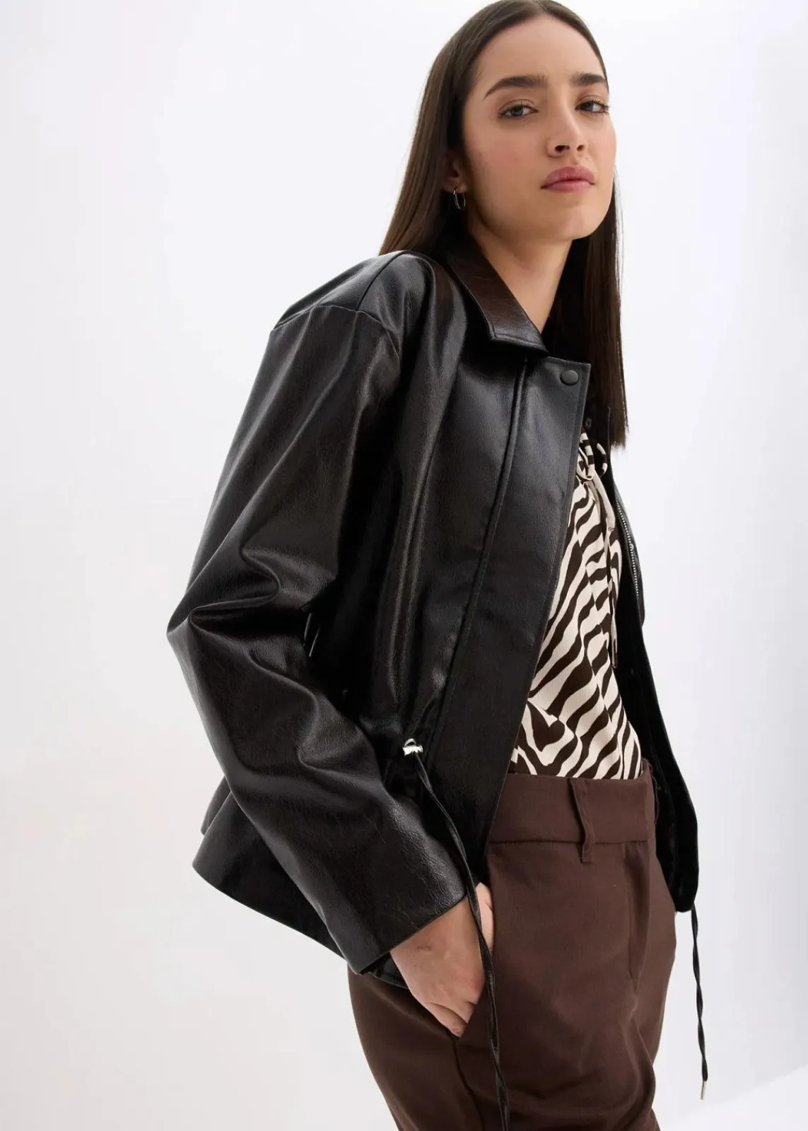 bonprix Bekleidung·Hosen|Jacken & Mäntel^Jacke aus Lacklederimitat dunkelbraun