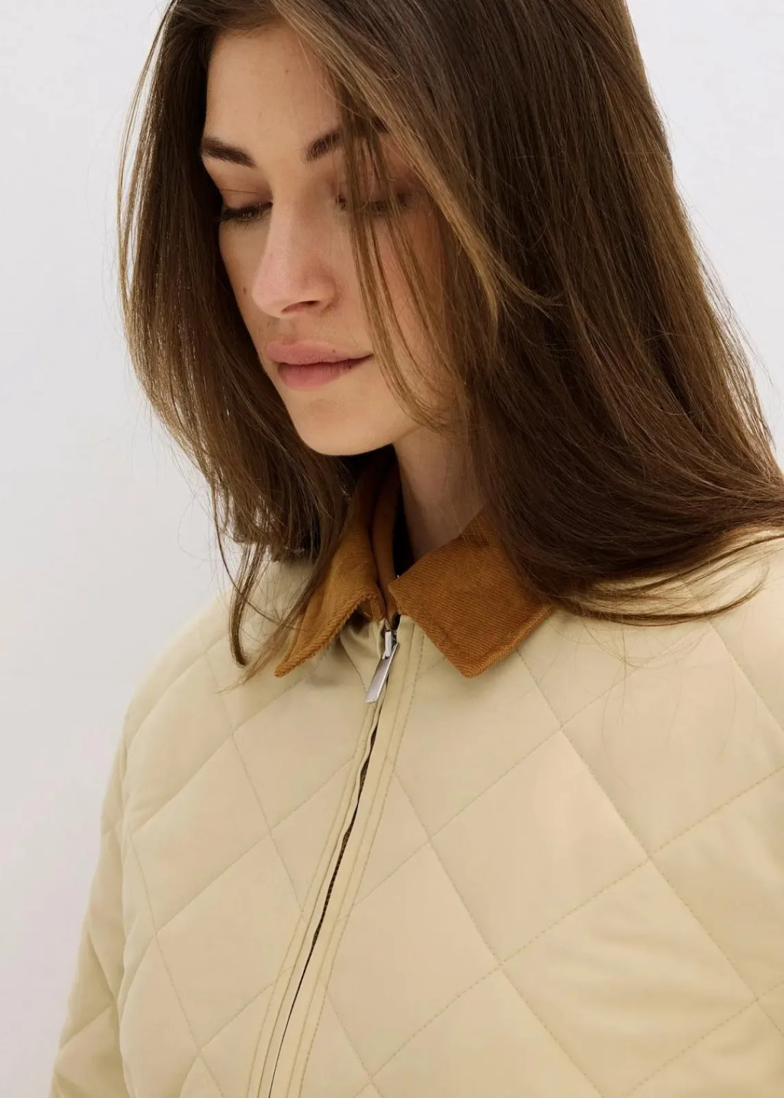 bonprix Bekleidung·Hosen|Jacken & Mäntel^Jacke mit Diamantsteppung grünbeige