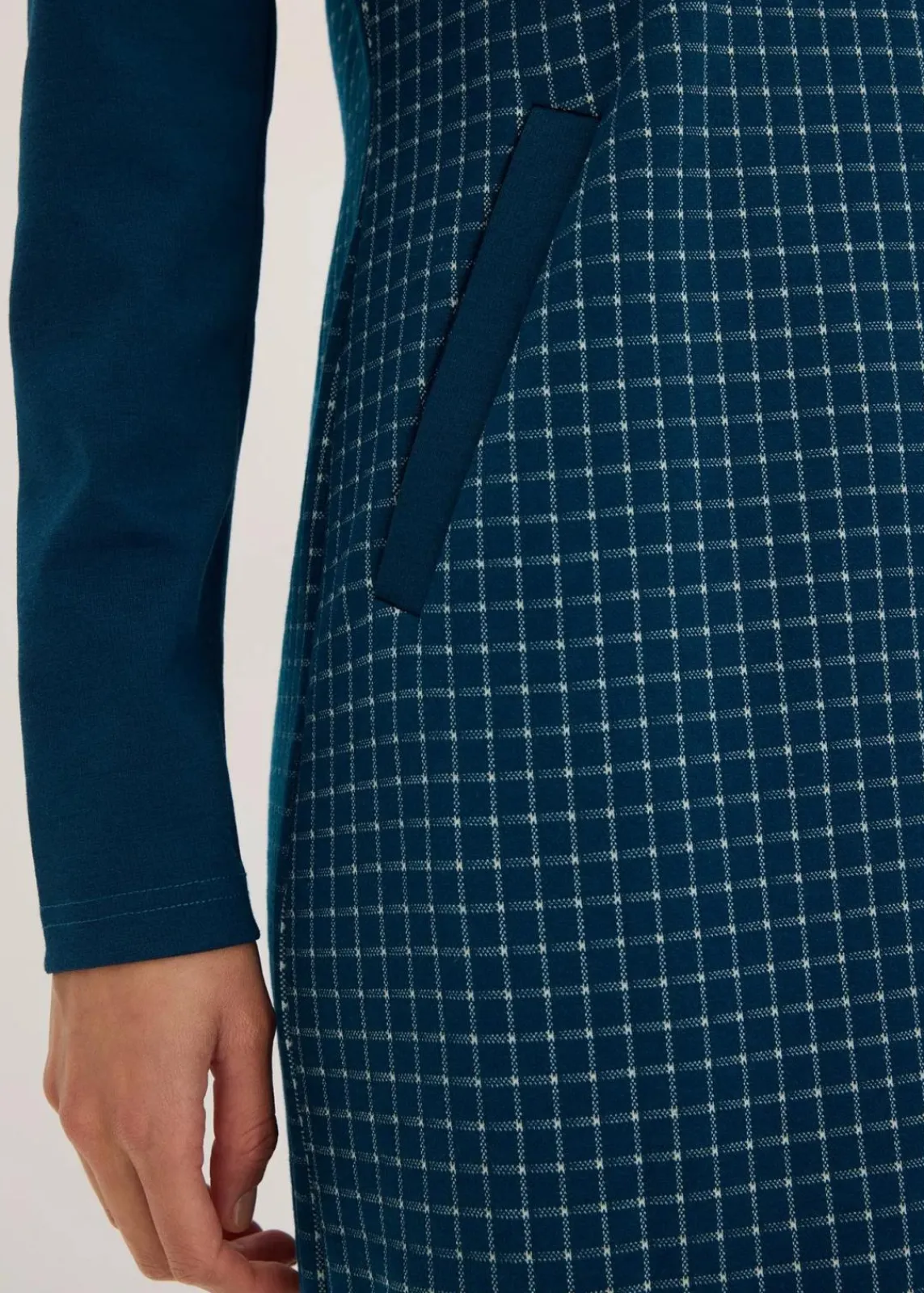 bonprix Bekleidung·Pullover & Strickjacken|Kleider^Jacquard Kleid mit Kontrastkragen blaupetrol/perlweiß kariert