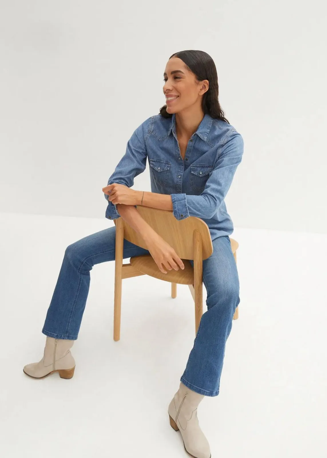 bonprix Bekleidung·Jacken & Mäntel|Blusen & Tuniken^Jeanshemd hellblau