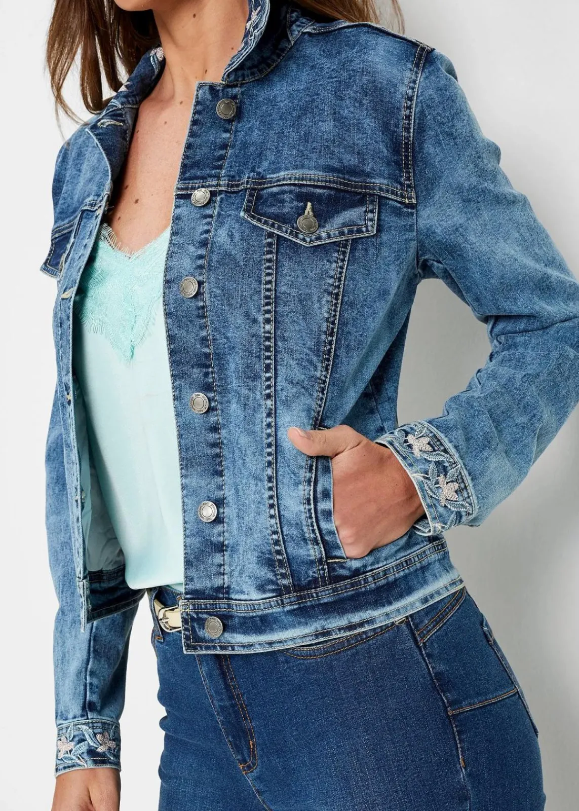 bonprix Bekleidung·Hosen|Jacken & Mäntel^Jeansjacke mit Stickerei blue stone