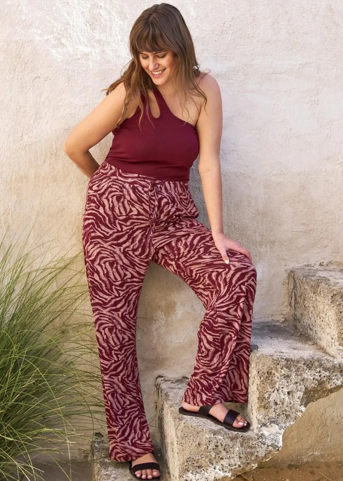 bonprix Nachhaltigere Materialien|Hosen^Jersey-Hose aus fließendem Viskose-Mix dunkelbeere/graubraun zebra bedruckt