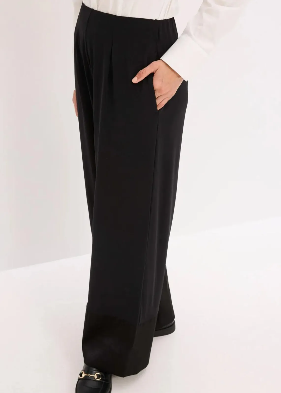 bonprix Bekleidung·Kleider|Hosen^Jersey-Hose mit Satinbesätzen schwarz