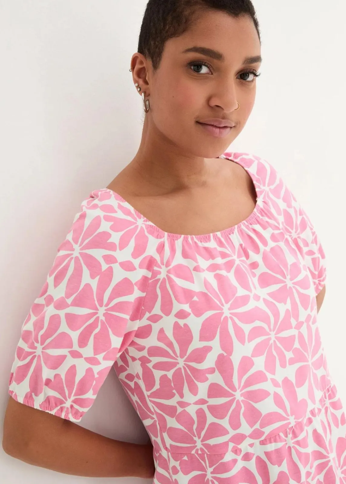 bonprix Nachhaltigere Materialien|Kleider^Jerseykleid aus elastischem Bio-Baumwoll-Mix wollweiß/knallrosa floral