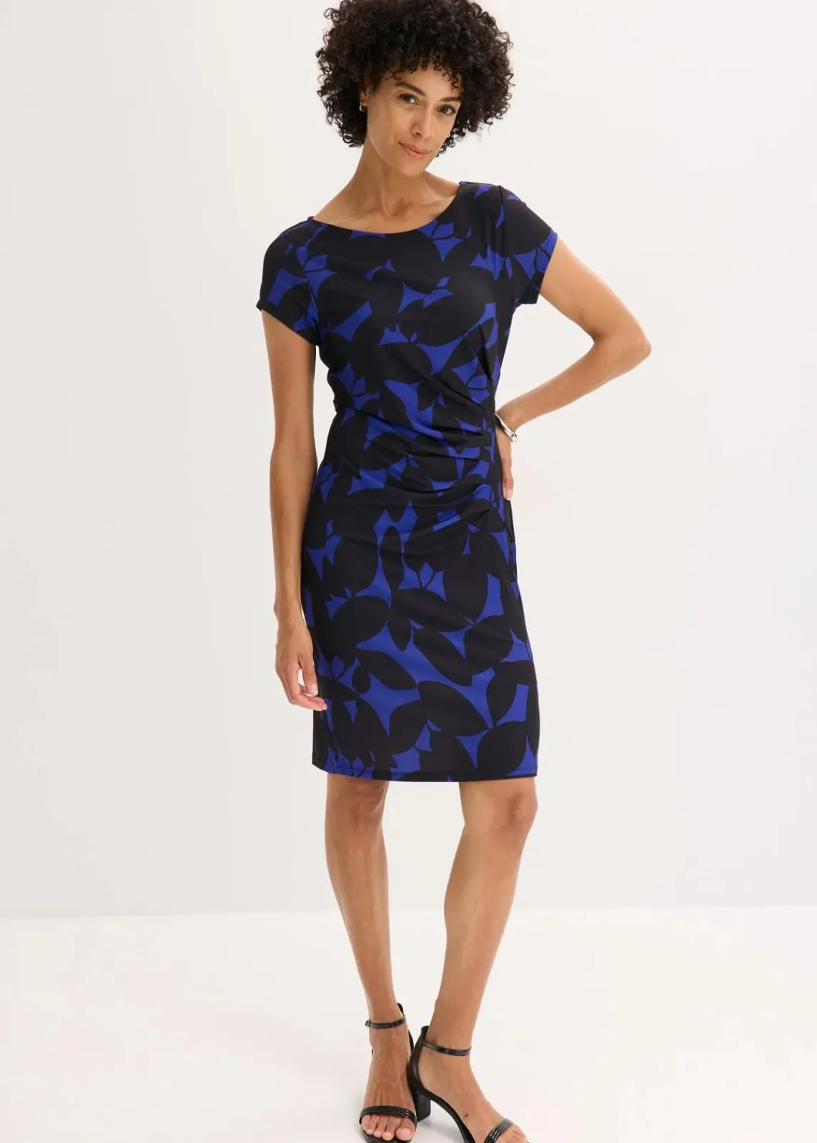 bonprix Nachhaltigere Materialien|Kleider^Jerseykleid aus recyceltem Polyester saphirblau/schwarz geblümt