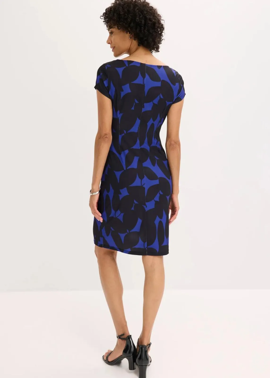 bonprix Nachhaltigere Materialien|Kleider^Jerseykleid aus recyceltem Polyester saphirblau/schwarz geblümt