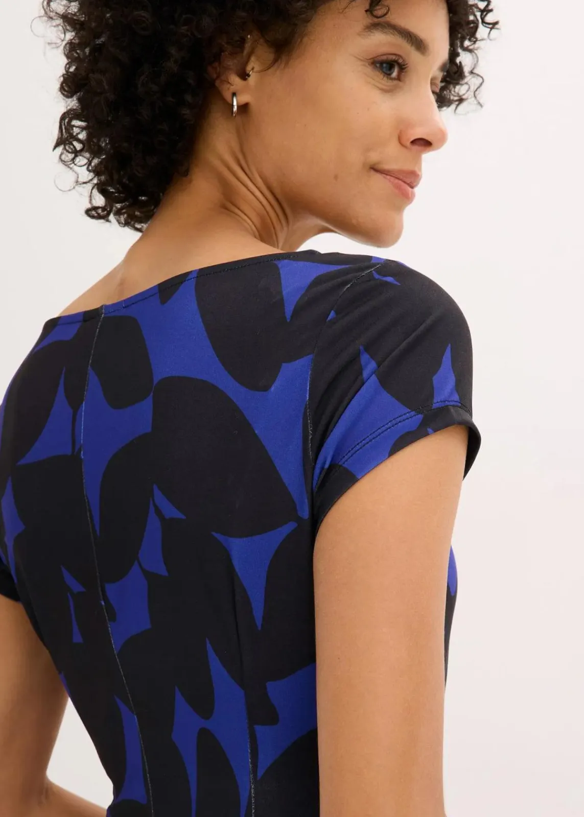 bonprix Nachhaltigere Materialien|Kleider^Jerseykleid aus recyceltem Polyester saphirblau/schwarz geblümt