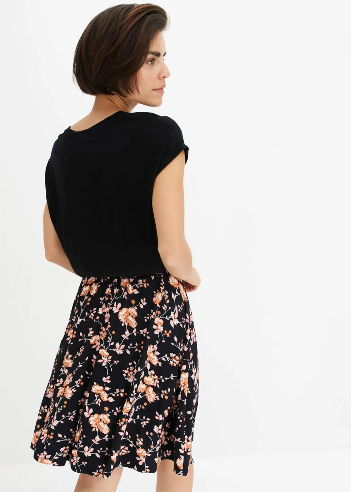 bonprix Bekleidung·Pullover & Strickjacken|Kleider^Jerseykleid aus Viskose-Mix schwarz/koralle geblümt