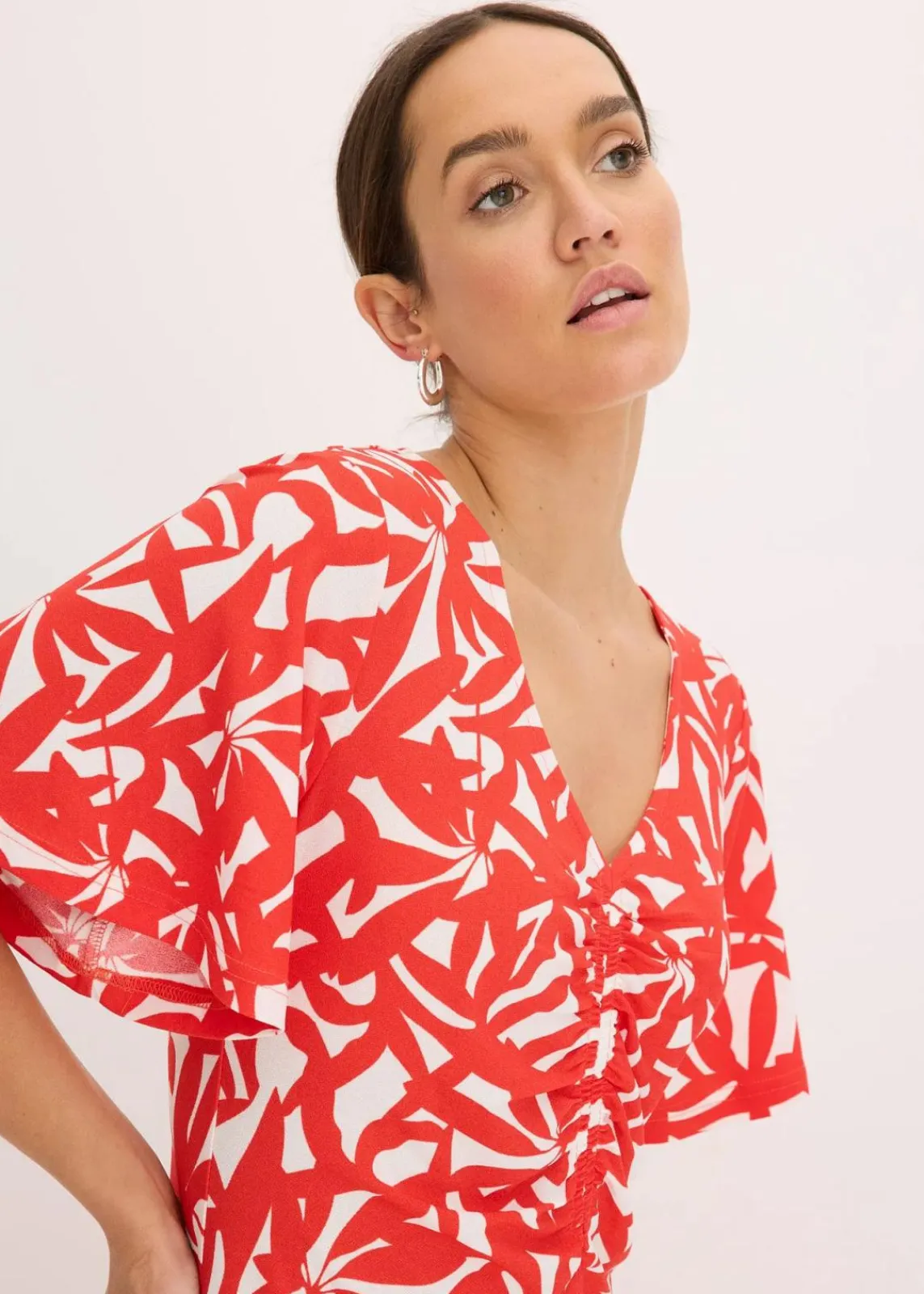 bonprix Kleider^Jerseykleid mit Raffung erdbeere/wollweiß bedruckt