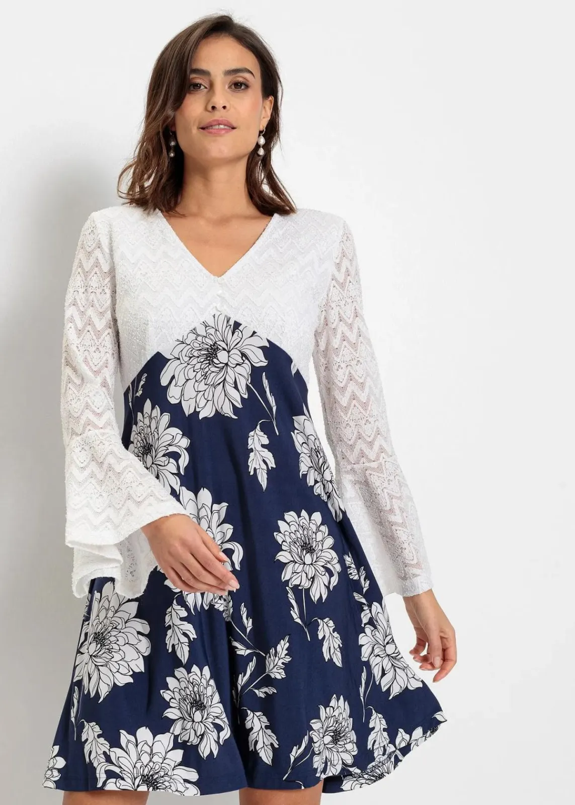 bonprix Kleider^Jerseykleid mit Spitze creme/blau floral