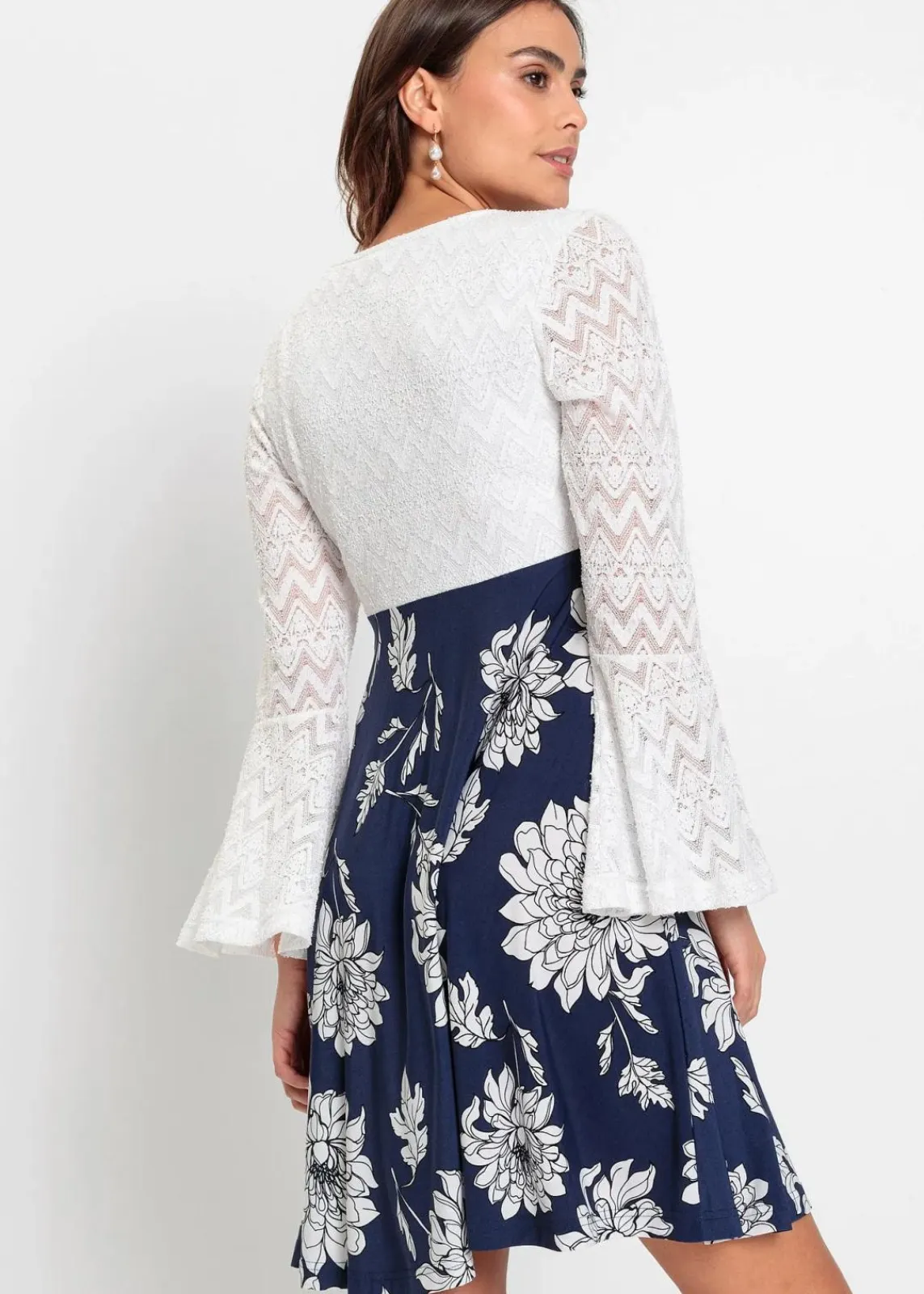 bonprix Kleider^Jerseykleid mit Spitze creme/blau floral