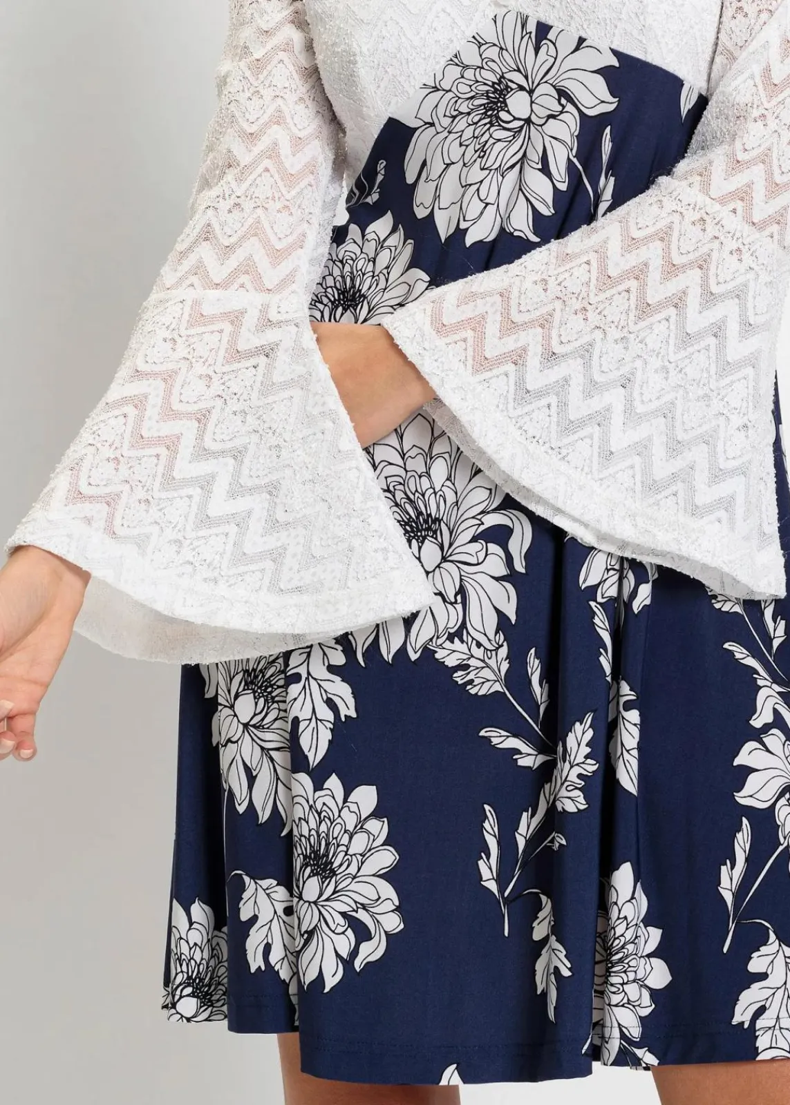bonprix Kleider^Jerseykleid mit Spitze creme/blau floral