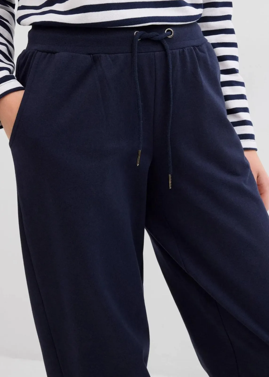 bonprix Sweat|Basics^Jogginghose mit elastischem Bund dunkelblau