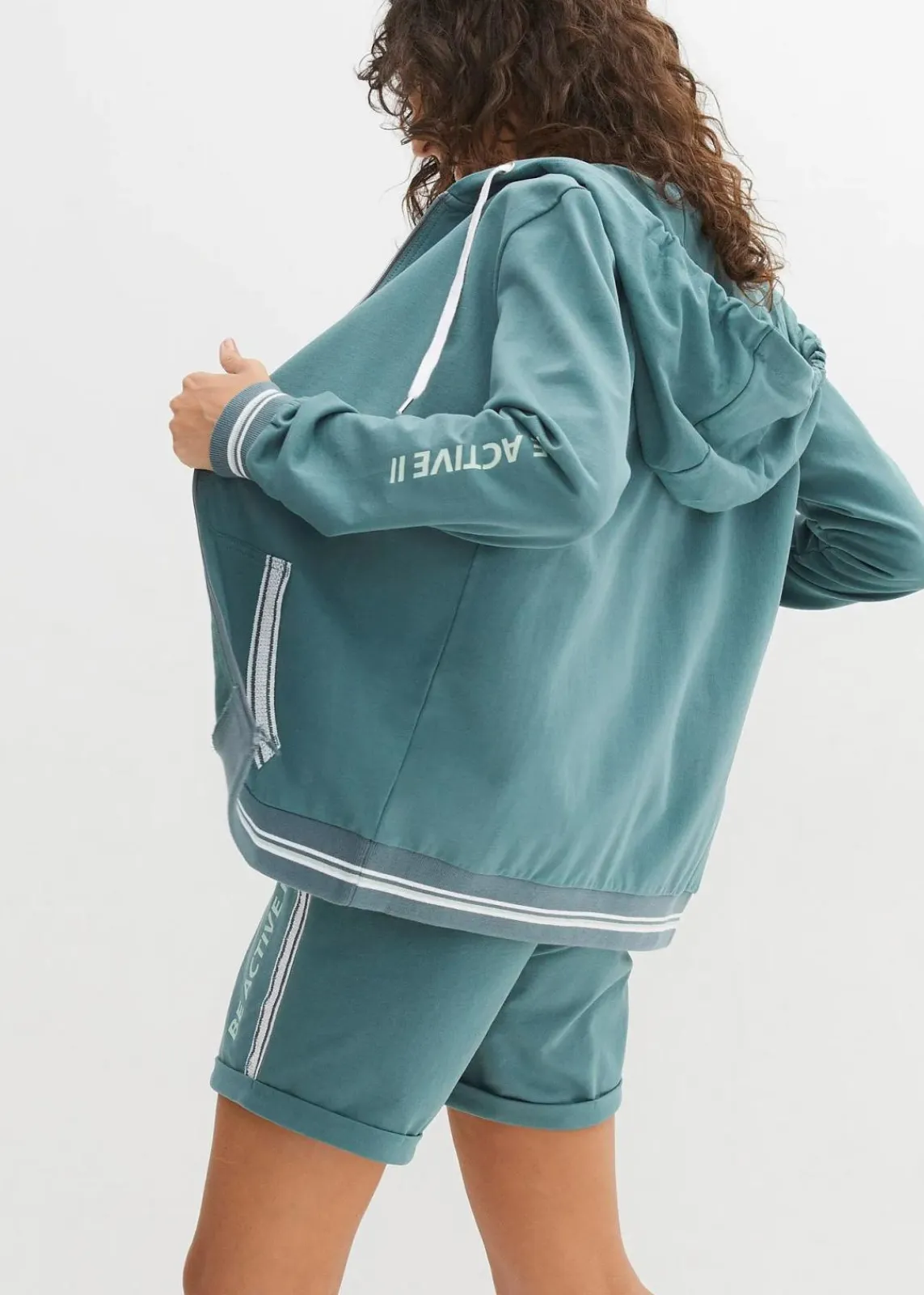 bonprix Bekleidung·Blusen & Tuniken|Nachhaltigere Materialien^Kapuzen-Sweatjacke aus reiner Bio-Baumwolle graugrün bedruckt