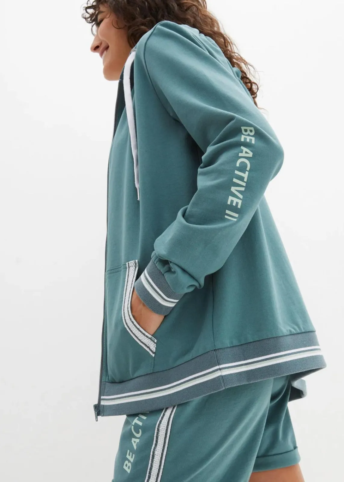 bonprix Bekleidung·Blusen & Tuniken|Nachhaltigere Materialien^Kapuzen-Sweatjacke aus reiner Bio-Baumwolle graugrün bedruckt