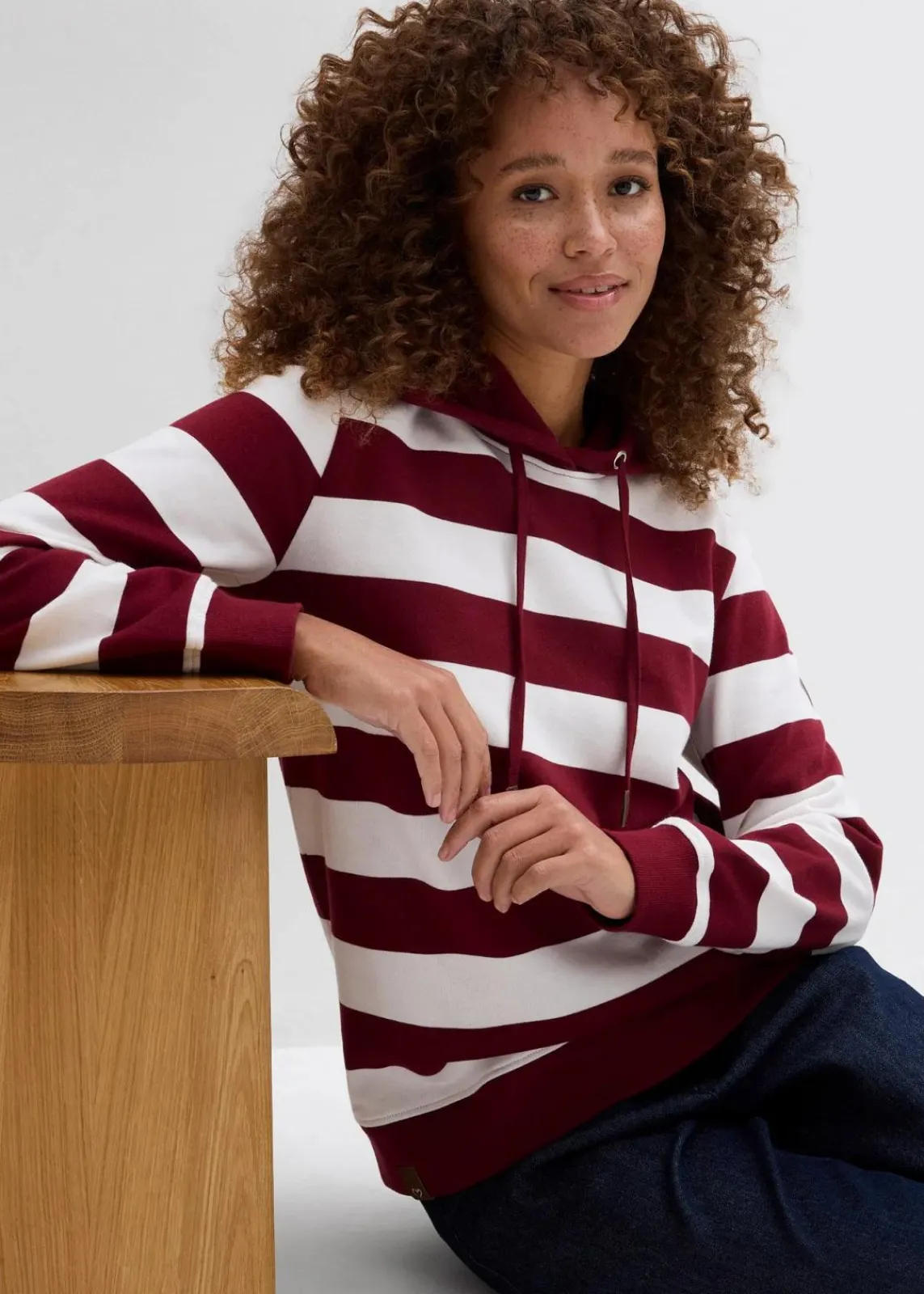 bonprix Bekleidung·Blusen & Tuniken|Nachhaltigere Materialien^Kapuzensweatshirt aus Bio-Baumwolle rubinrot/wollweiß gestreift