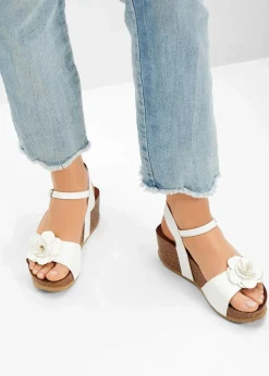 bonprix Sommerschuhe^Keilsandaletten mit Blüten weiß